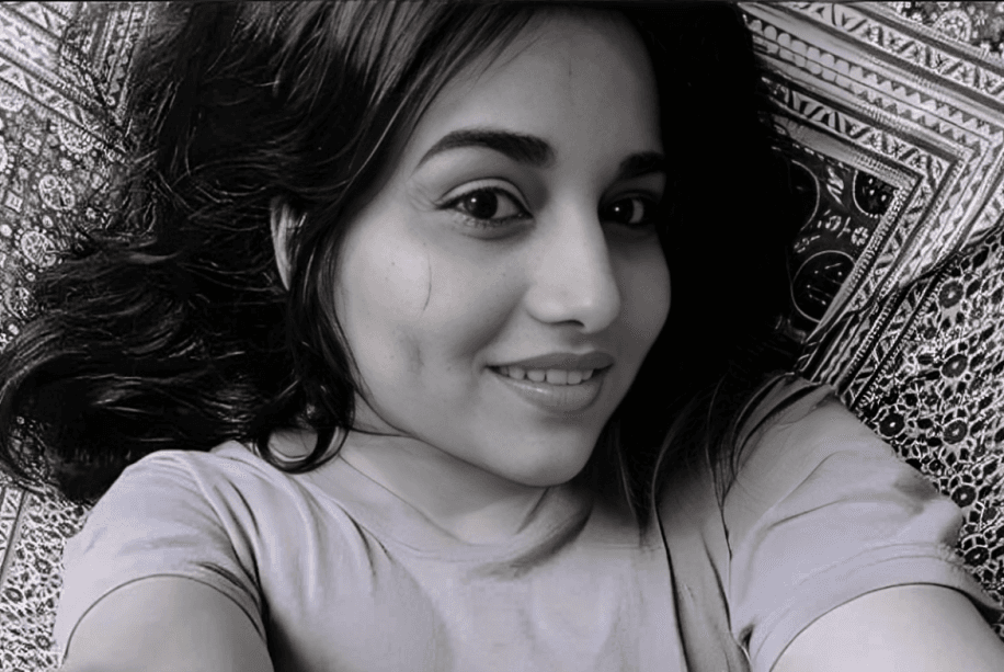 Featured image for Beautiful Sexy Desi Babe Showing Her Big Boobs And Pressing Them With Horny Moves Leaked Clips