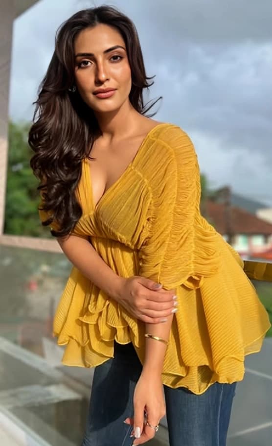 Featured image for Sexy Horny Babe Shivangi Verma Teasing In Black Sea Trough Bra And Show Her Nipple And Horny Moves