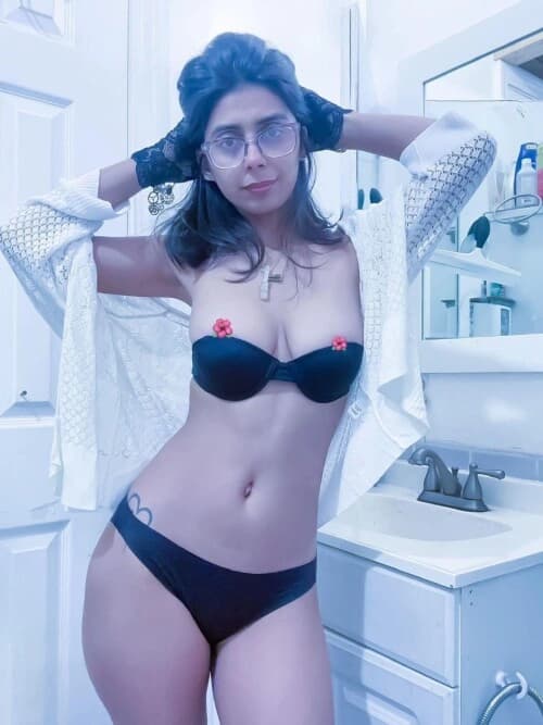 Image of Demanding Supersexy Babe Aqsa Pervaiz Teasing In Bikini And Her Private Photos And Onlyfans Clips