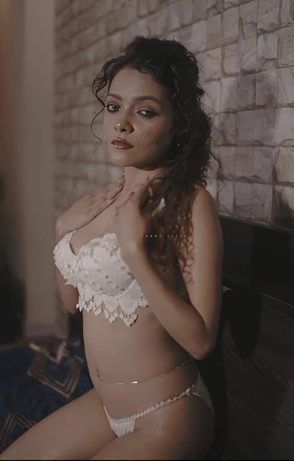 Featured image for Hot Desi Model Riya Fully Nude Oiling Her Juicy Big Boobs and Tight Body